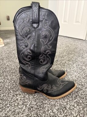 Rolda Classic Black Western Cowboy Boots with Embroidered Detail